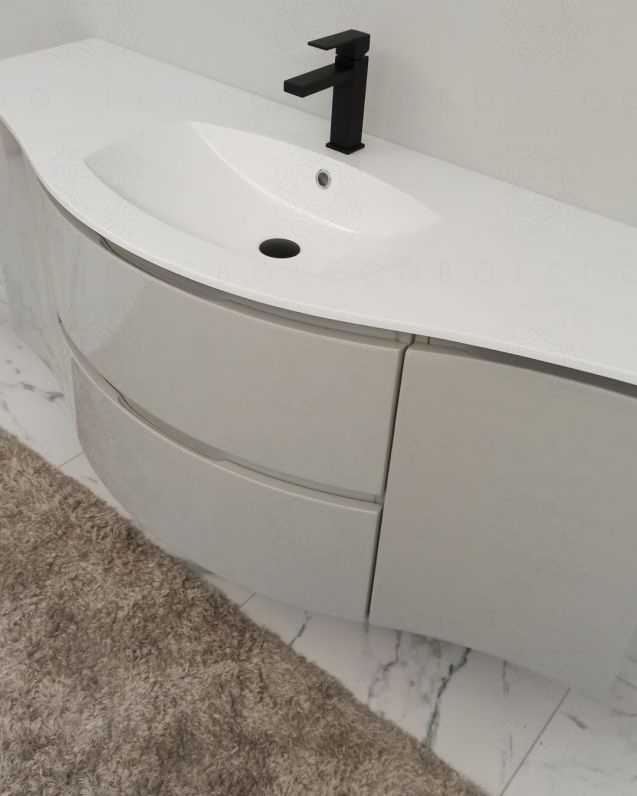 Mobile bagno sospeso Greta, curvo, cm.138 con specchio led Mobile bagno sospeso Greta, curvo, cm.138 con specchio led