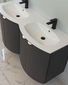 Mobile da bagno sospeso curvo 138 cm con ante e doppio lavabo -