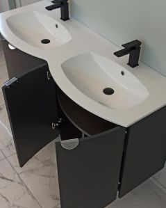 Mobile da bagno sospeso curvo 138 cm con ante e doppio lavabo -