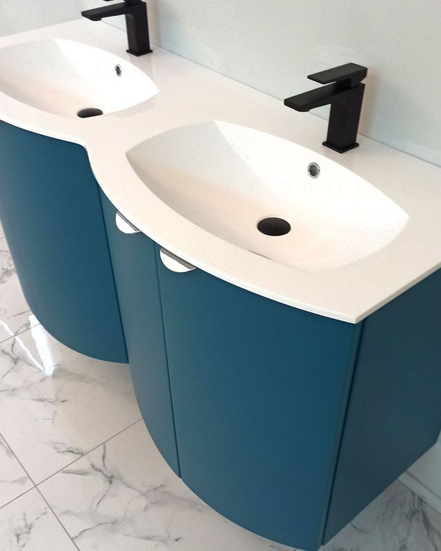 Mobile da bagno sospeso curvo 138 cm con ante e doppio lavabo -