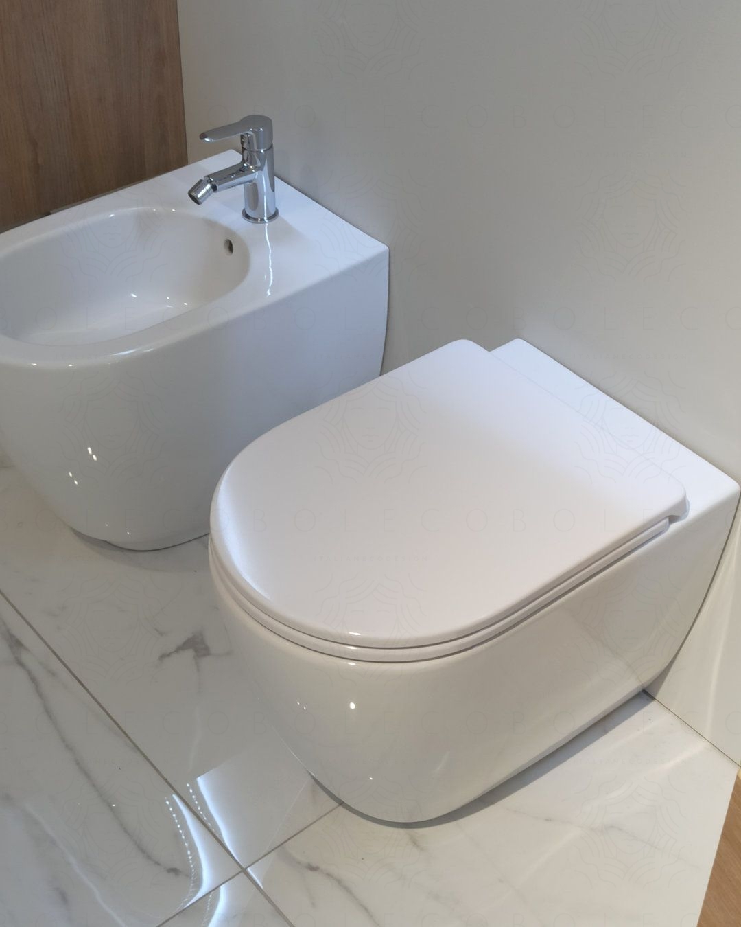 Coppia di sanitari filomuro in ceramica Fusion, copriwater Coppia di sanitari filomuro in ceramica Fusion, copriwater