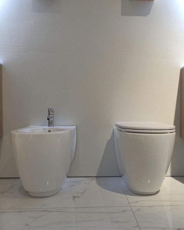 Coppia di sanitari filomuro in ceramica Fusion, copriwater Coppia di sanitari filomuro in ceramica Fusion, copriwater