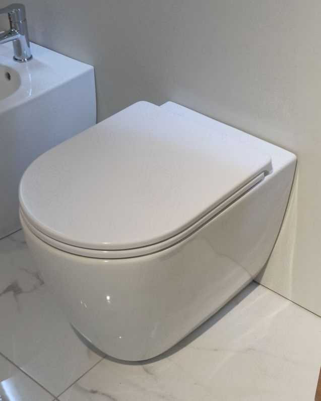 Coppia di sanitari filomuro in ceramica Fusion, copriwater