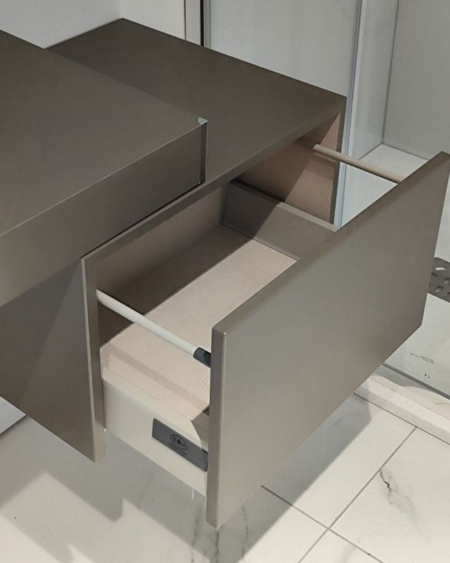 Mensolone bagno da 100 a 140 cm completo di staffe regolabili Mensolone bagno da 100 a 140 cm completo di staffe regolabili