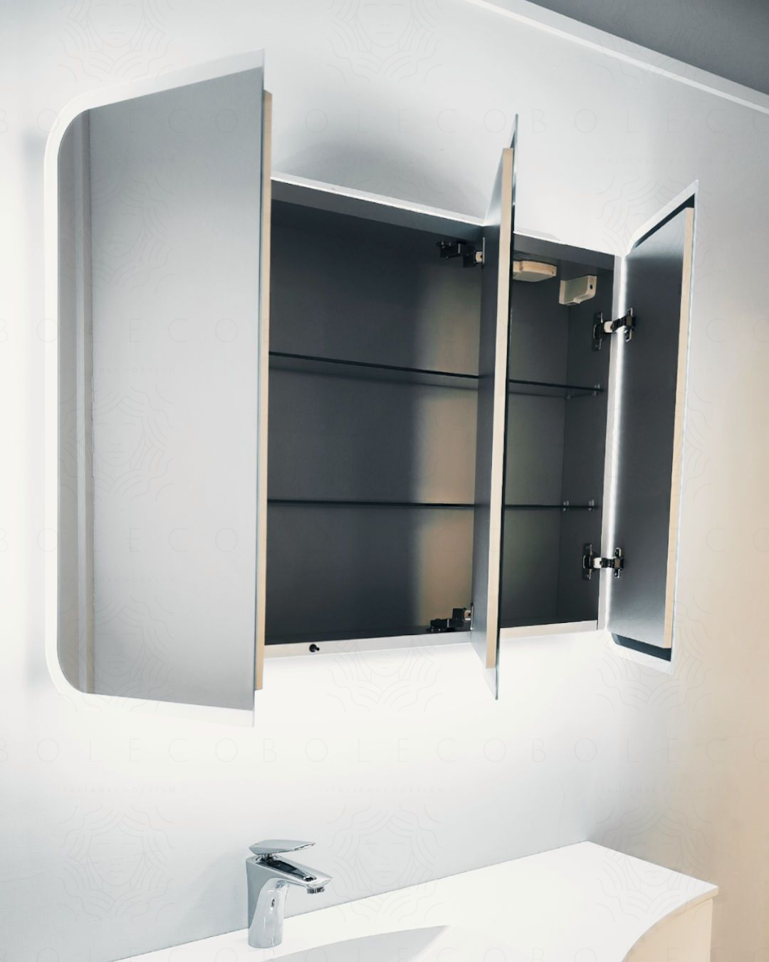 Specchio contenitore mobile bagno con presa ed interruttore -