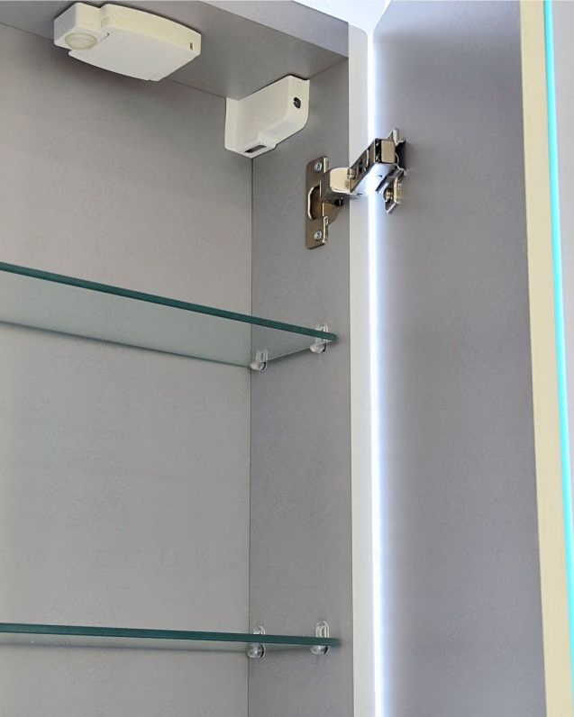 Specchio contenitore mobile bagno con presa ed interruttore - Specchio contenitore mobile bagno con presa ed interruttore -