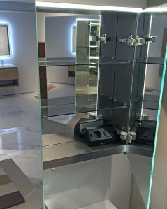 Specchio bagno contenitore led 80x70 con 2 ante e sensore