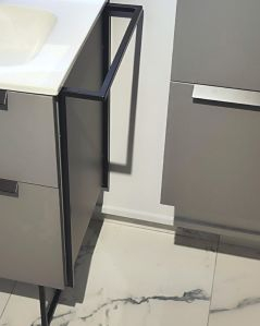 Piede singolo nero opaco con porta asciugamano per mobile bagno