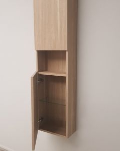 Colonna bagno sospesa h 140 con due ante e vano a giorno