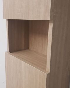 Colonna bagno sospesa h 140 con due ante e vano a giorno
