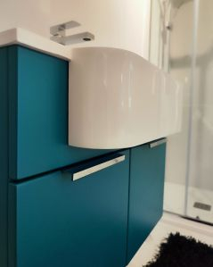 Mobile bagno sospeso Kelly 70 cm blu avio con ante e lavabo in resina