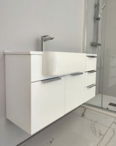 Mobile bagno sospeso Kelly 100 cm bianco lucido con ante e cassetti e lavabo in resina