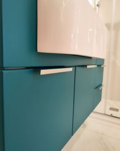 Mobile bagno sospeso Kelly 100 cm blu avio con ante e cassetti e lavabo in resina