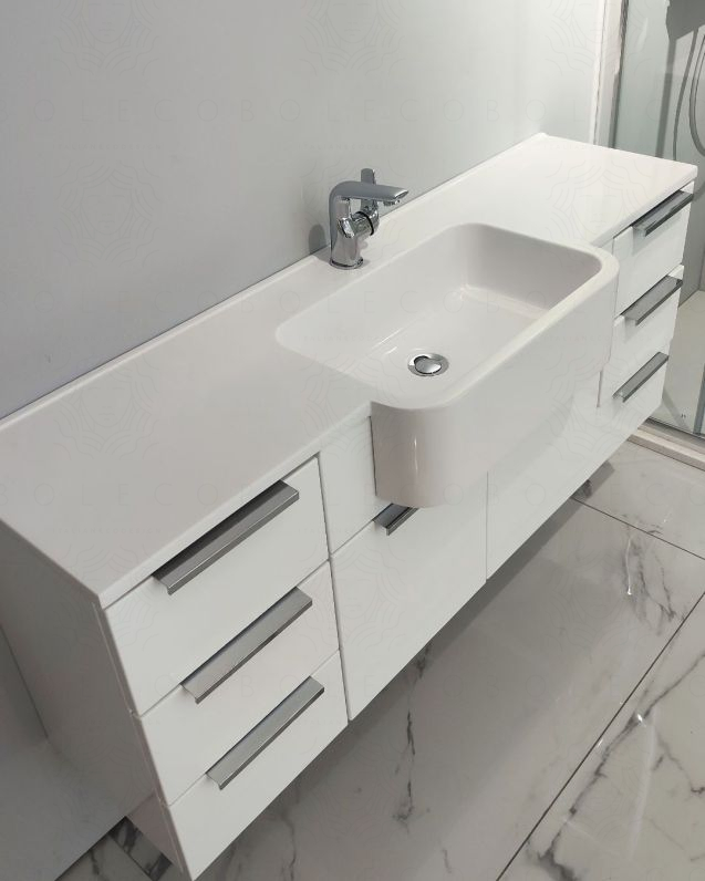 Mobile bagno sospeso Kelly 130 cm bianco lucido con ante e cassetti e lavabo in resina Mobile bagno sospeso Kelly 130 cm bianco lucido con ante e cassetti e lavabo in resina