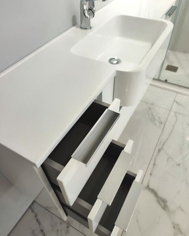 Mobile bagno sospeso Kelly 130 cm bianco lucido con ante e cassetti e lavabo in resina Mobile bagno sospeso Kelly 130 cm bianco lucido con ante e cassetti e lavabo in resina