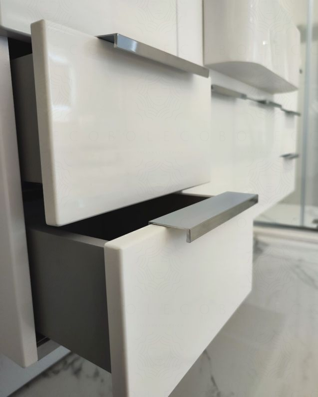 Mobile bagno sospeso Kelly 130 cm bianco lucido con ante e cassetti e lavabo in resina Mobile bagno sospeso Kelly 130 cm bianco lucido con ante e cassetti e lavabo in resina