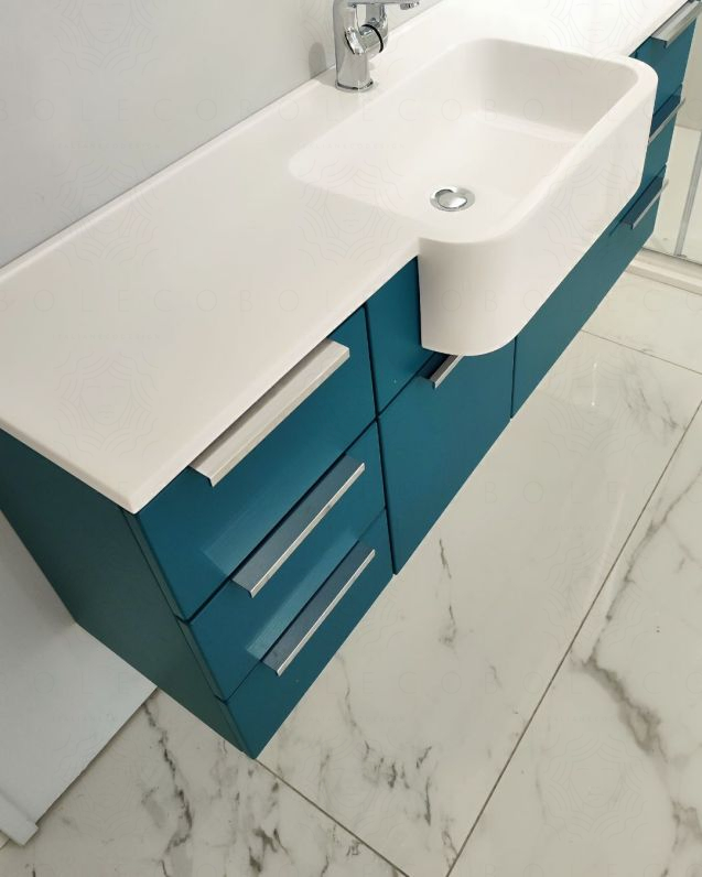 Mobile bagno sospeso Kelly 130 cm blu avio con ante e cassetti e lavabo in resina Mobile bagno sospeso Kelly 130 cm blu avio con ante e cassetti e lavabo in resina