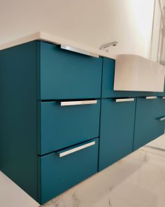 Mobile bagno sospeso Kelly 130 cm blu avio con ante e cassetti e lavabo in resina