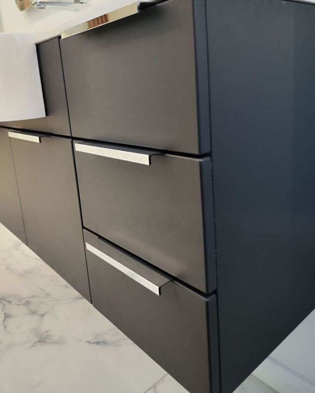 Mobile bagno sospeso Kelly 130 cm lavagna con ante e cassetti e lavabo in resina Mobile bagno sospeso Kelly 130 cm lavagna con ante e cassetti e lavabo in resina