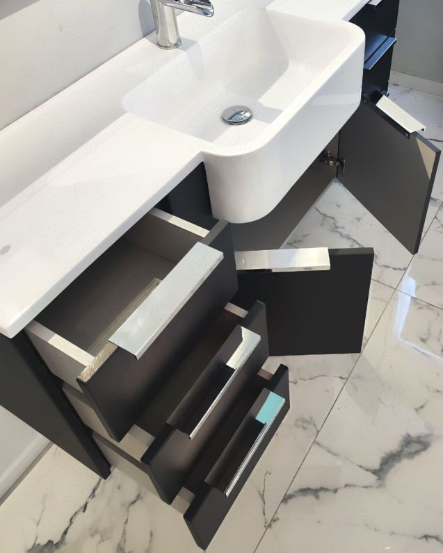 Mobile bagno sospeso Kelly 130 cm lavagna con ante e cassetti e lavabo in resina Mobile bagno sospeso Kelly 130 cm lavagna con ante e cassetti e lavabo in resina