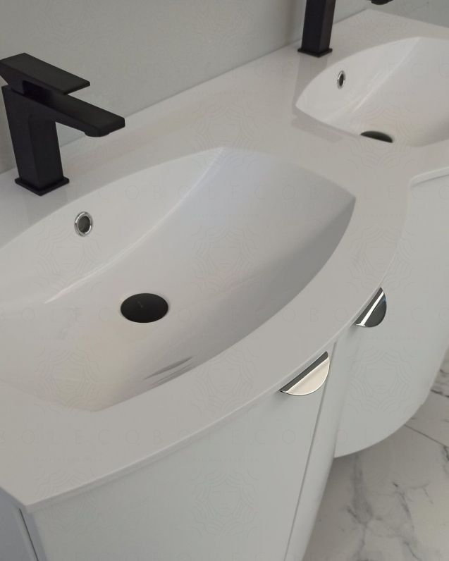 Mobile da bagno sospeso curvo 138 cm bianco opaco con ante e doppio lavabo - Luna
