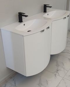 Mobile da bagno sospeso curvo 138 cm bianco opaco con ante e doppio lavabo - Luna
