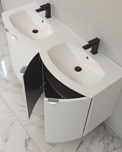 Mobile da bagno sospeso curvo 138 cm bianco opaco con ante e doppio lavabo - Luna