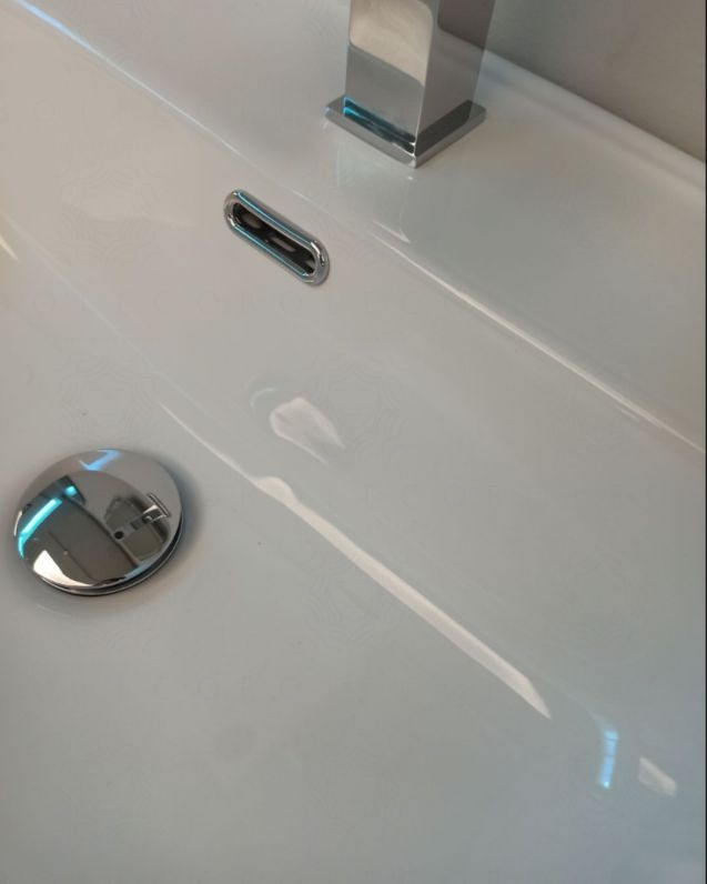 Mobile bagno sospeso Zoe 60 cm rovere scuro con ante e vano a giorno Mobile bagno sospeso Zoe 60 cm rovere scuro con ante e vano a giorno