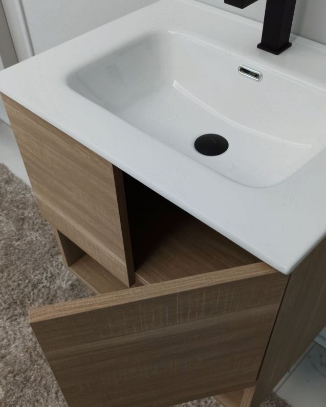 Mobile bagno sospeso Zoe 60 cm rovere scuro con ante e vano a giorno Mobile bagno sospeso Zoe 60 cm rovere scuro con ante e vano a giorno
