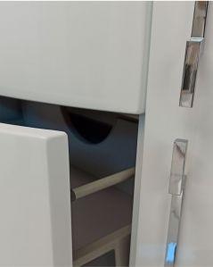 Mobile bagno sospeso Jane 140 cm bianco lucido con ante e cassetti e specchio led