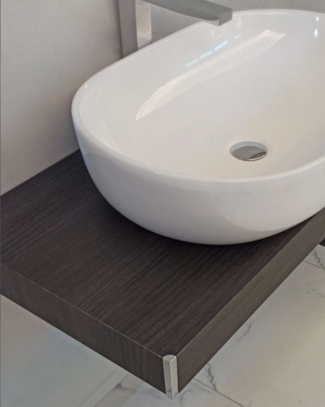 Mensolone bagno 90 cm larice scuro completo di staffe Mensolone bagno 90 cm larice scuro completo di staffe
