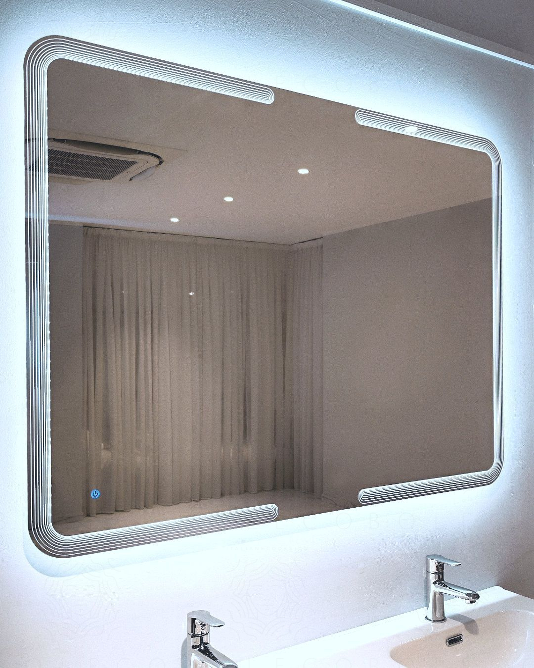 Specchio led cm 120x90 con accensione touch Specchio led cm 120x90 con accensione touch