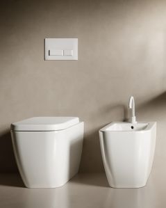 Coppia di sanitari filomuro in ceramica Bianca, copriwater