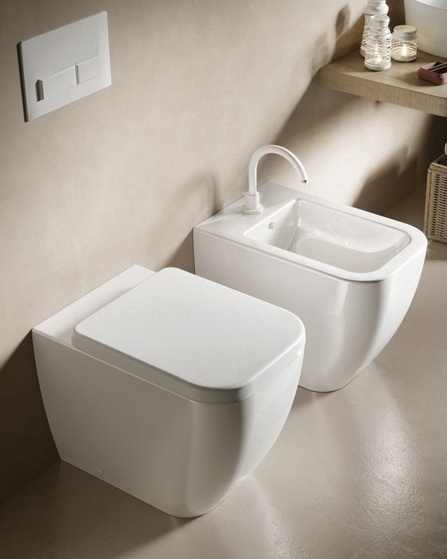 Coppia di sanitari filomuro in ceramica Bianca, copriwater Coppia di sanitari filomuro in ceramica Bianca, copriwater