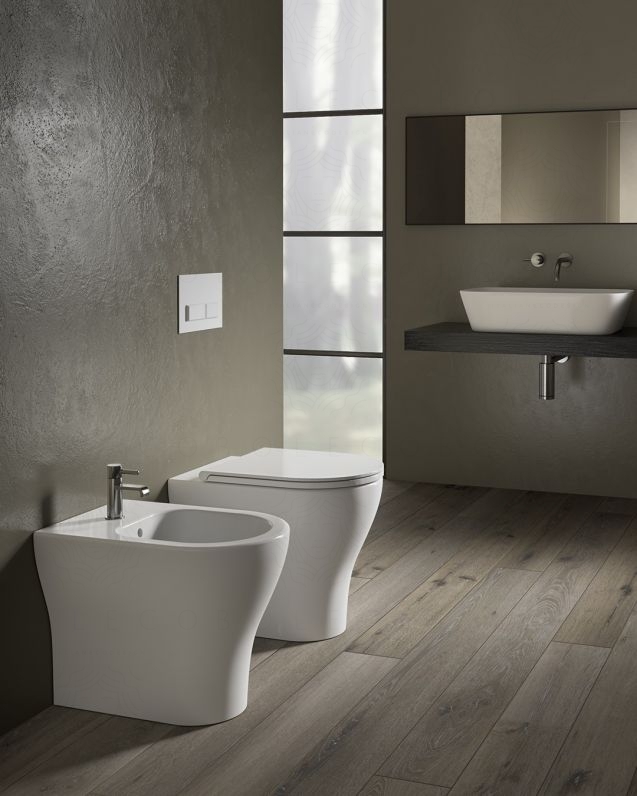 Coppia di sanitari filomuro in ceramica Beat, copriwater Coppia di sanitari filomuro in ceramica Beat, copriwater