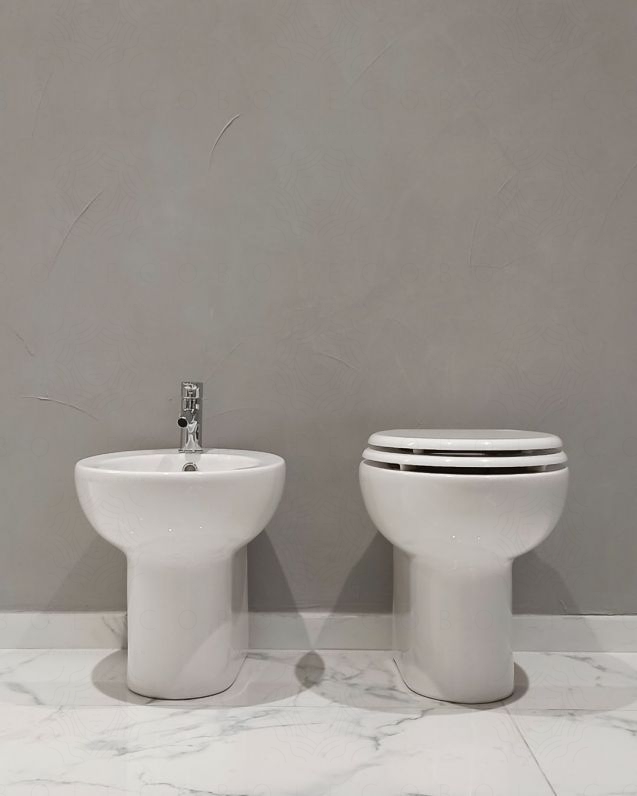 Coppia di sanitari a terra in ceramica Erika Pro, copriwater Coppia di sanitari a terra in ceramica Erika Pro, copriwater