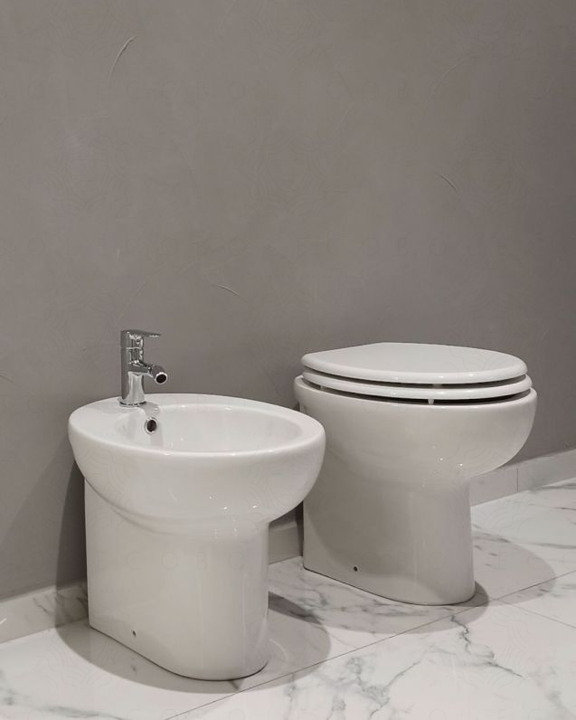 Coppia di sanitari a terra in ceramica Erika Pro, copriwater Coppia di sanitari a terra in ceramica Erika Pro, copriwater
