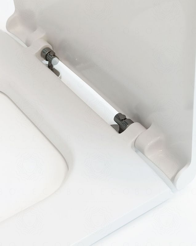 Coppia di sanitari filomuro in ceramica Beat, copriwater Coppia di sanitari filomuro in ceramica Beat, copriwater