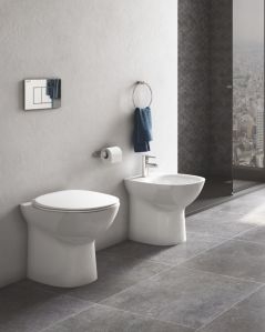 Coppia di sanitari filomuro in ceramica Morning, copriwater