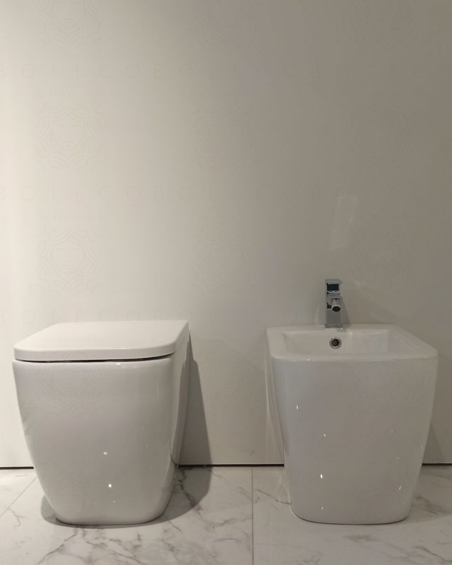 Coppia di sanitari filomuro in ceramica Bianca, copriwater Coppia di sanitari filomuro in ceramica Bianca, copriwater