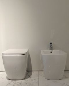 Coppia di sanitari filomuro in ceramica Bianca, copriwater