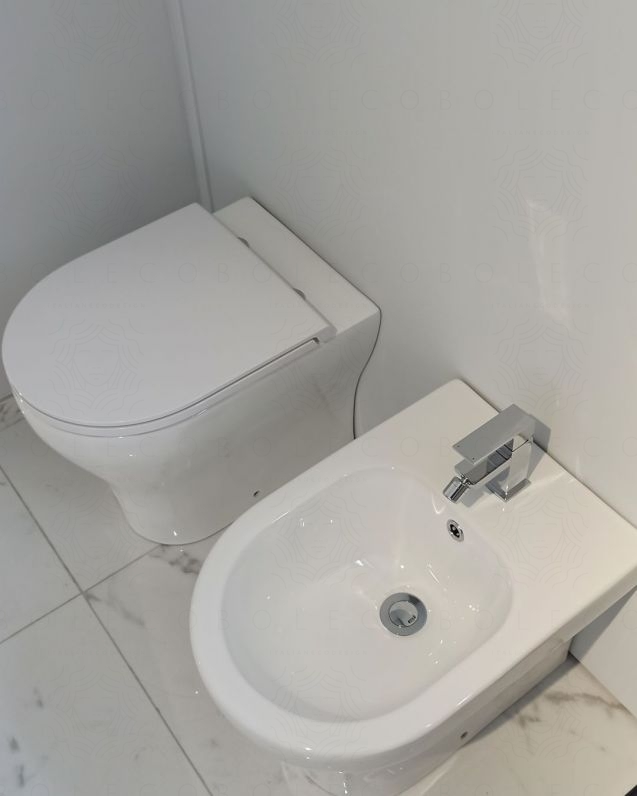 Coppia di sanitari filomuro in ceramica Beat, copriwater Coppia di sanitari filomuro in ceramica Beat, copriwater