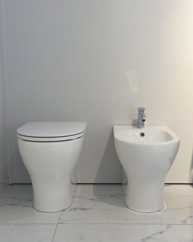 Coppia di sanitari filomuro in ceramica Beat, copriwater Coppia di sanitari filomuro in ceramica Beat, copriwater