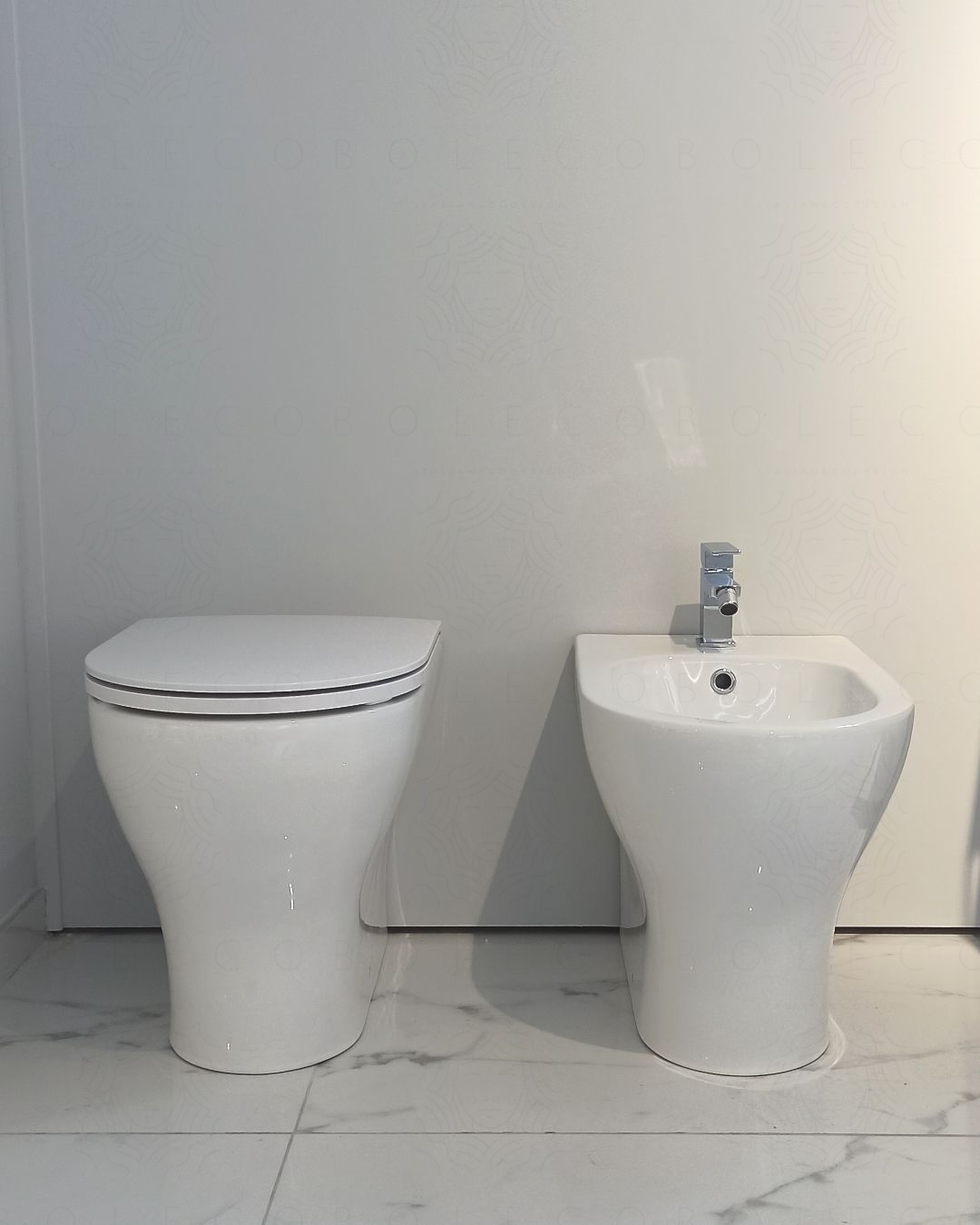 Coppia di sanitari filomuro in ceramica Beat, copriwater Coppia di sanitari filomuro in ceramica Beat, copriwater