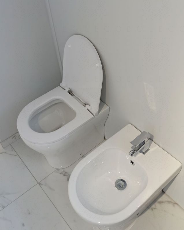 Coppia di sanitari filomuro in ceramica Beat, copriwater Coppia di sanitari filomuro in ceramica Beat, copriwater